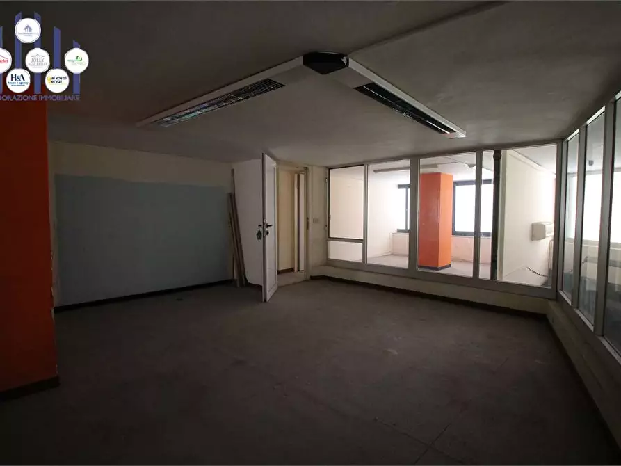 Immagine 8 di Negozio in vendita  in Viale Montedoro a Siracusa