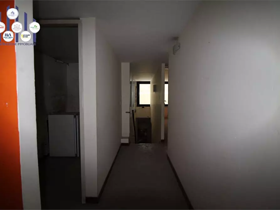 Immagine 9 di Negozio in vendita  in Viale Montedoro a Siracusa