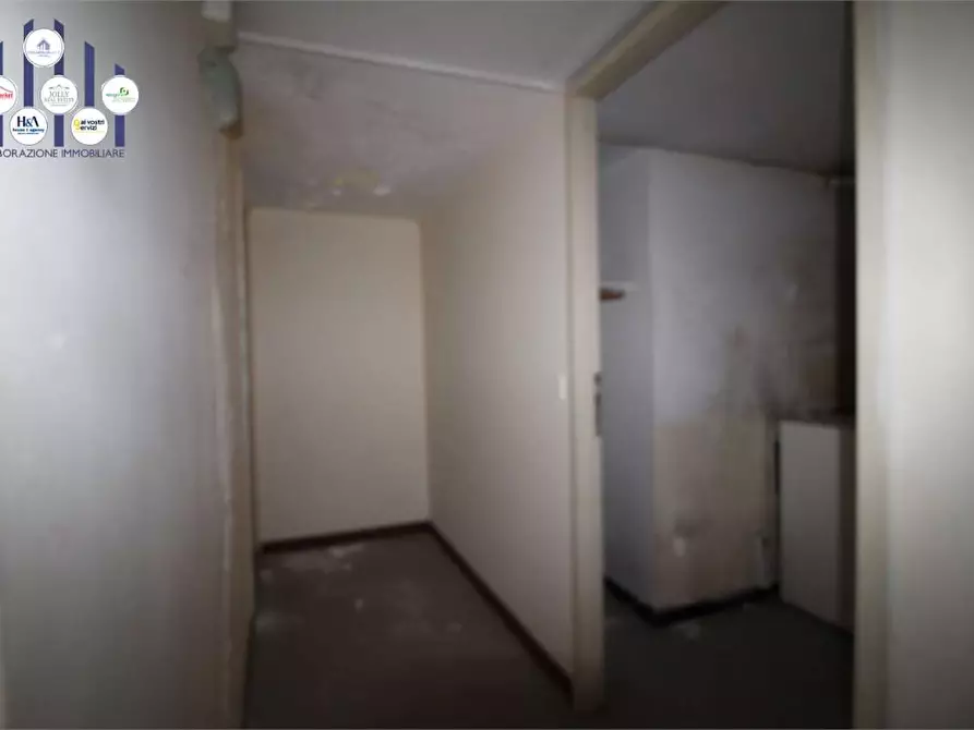 Immagine 10 di Negozio in vendita  in Viale Montedoro a Siracusa