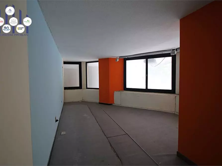 Immagine 14 di Negozio in vendita  in Viale Montedoro a Siracusa