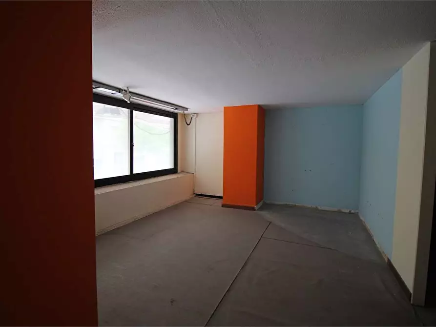 Immagine 15 di Negozio in vendita  in Viale Montedoro a Siracusa