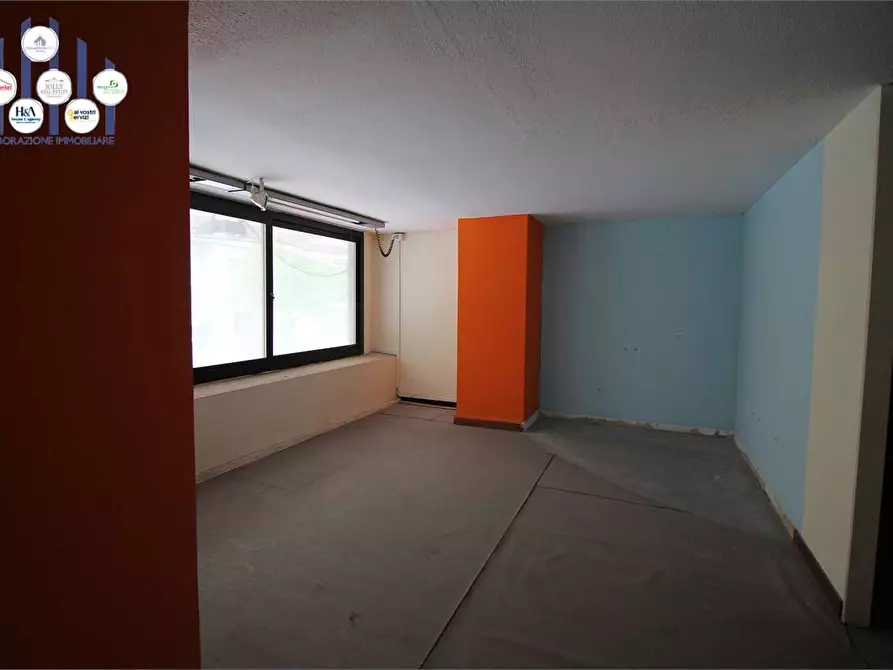 Immagine 15 di Negozio in vendita  in Viale Montedoro a Siracusa