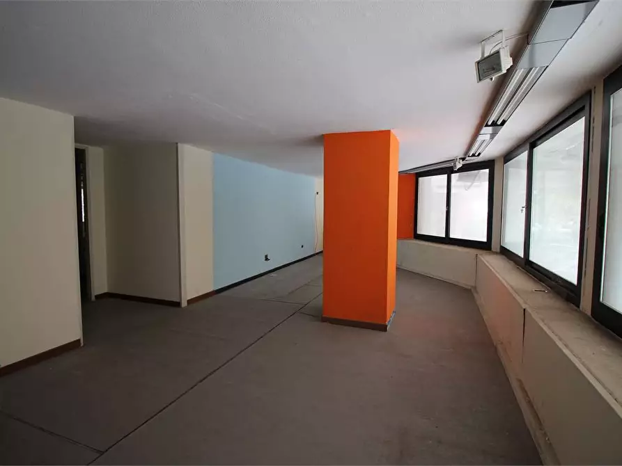 Immagine 16 di Negozio in vendita  in Viale Montedoro a Siracusa