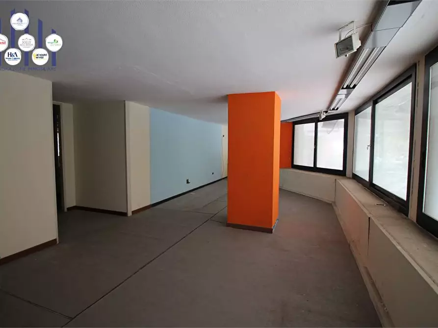 Immagine 16 di Negozio in vendita  in Viale Montedoro a Siracusa