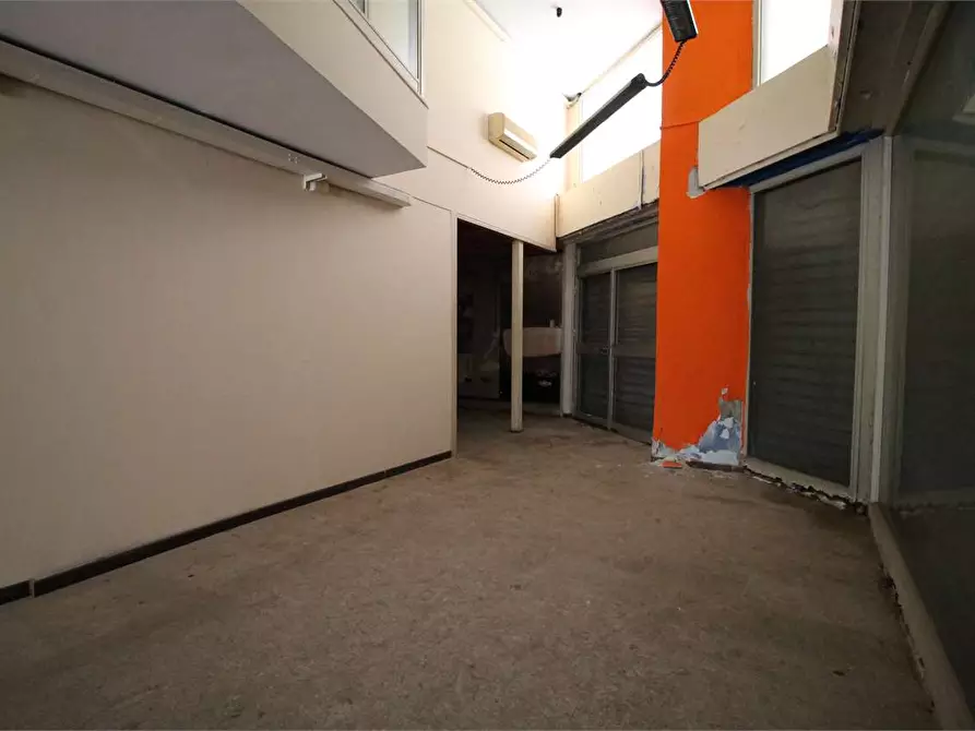 Immagine 19 di Negozio in vendita  in Viale Montedoro a Siracusa