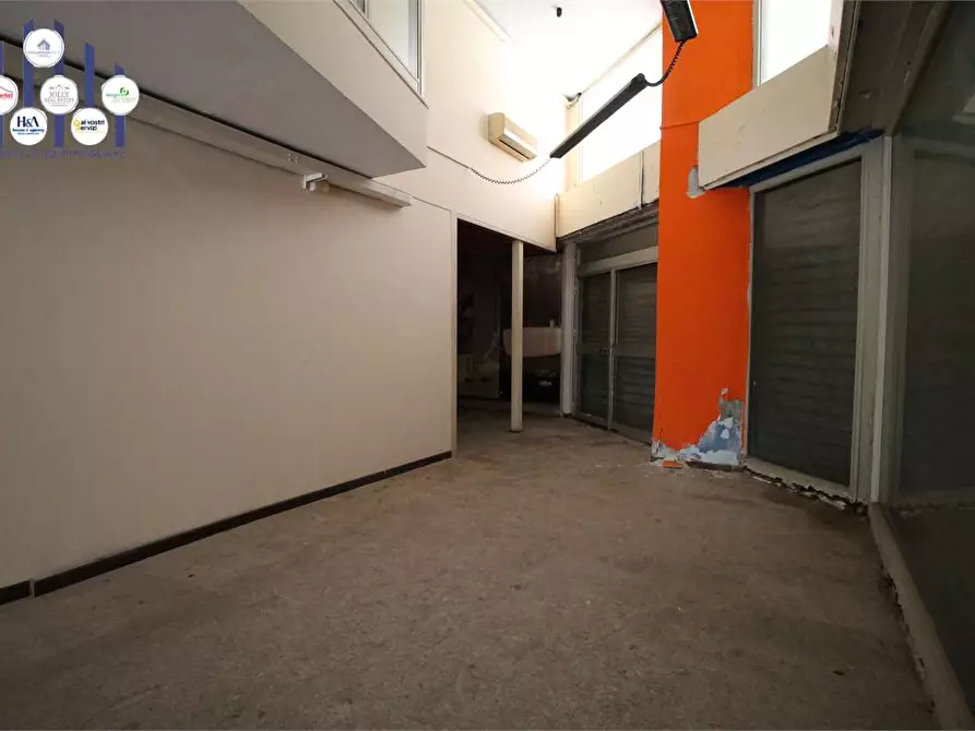 Immagine 19 di Negozio in vendita  in Viale Montedoro a Siracusa