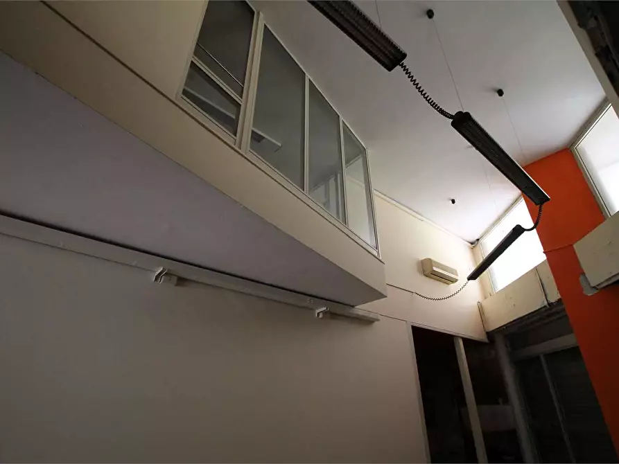 Immagine 20 di Negozio in vendita  in Viale Montedoro a Siracusa