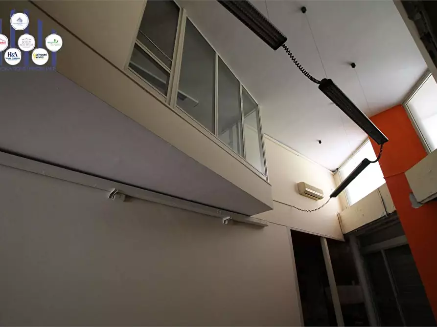 Immagine 20 di Negozio in vendita  in Viale Montedoro a Siracusa