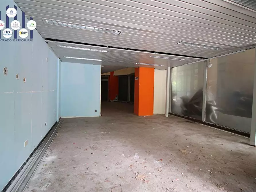 Immagine 21 di Negozio in vendita  in Viale Montedoro a Siracusa