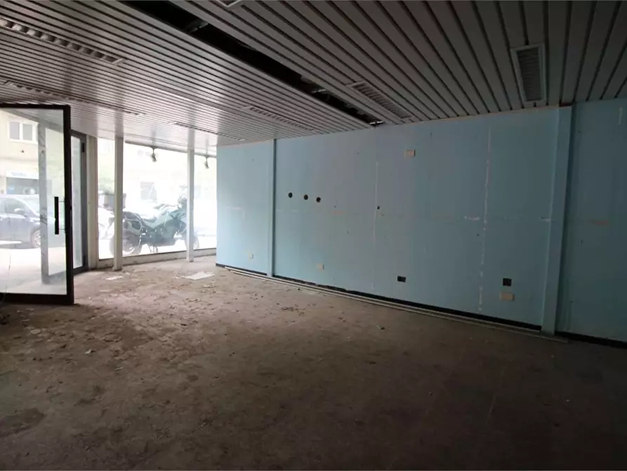 Immagine 22 di Negozio in vendita  in Viale Montedoro a Siracusa