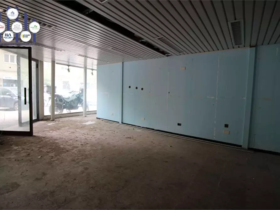 Immagine 22 di Negozio in vendita  in Viale Montedoro a Siracusa