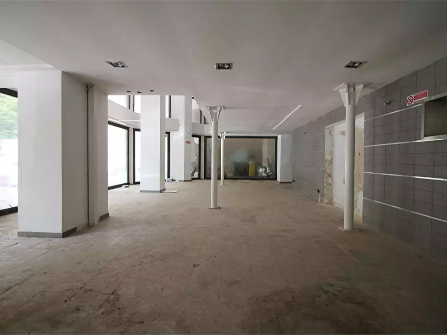 Immagine 23 di Negozio in vendita  in Viale Montedoro a Siracusa