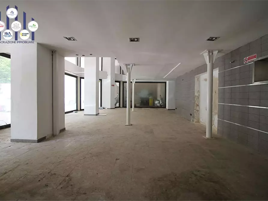Immagine 23 di Negozio in vendita  in Viale Montedoro a Siracusa
