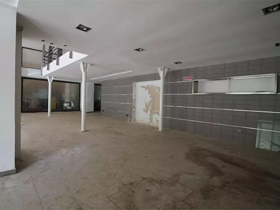 Immagine 24 di Negozio in vendita  in Viale Montedoro a Siracusa