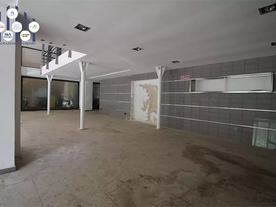 Immagine 24 di Negozio in vendita  in Viale Montedoro a Siracusa