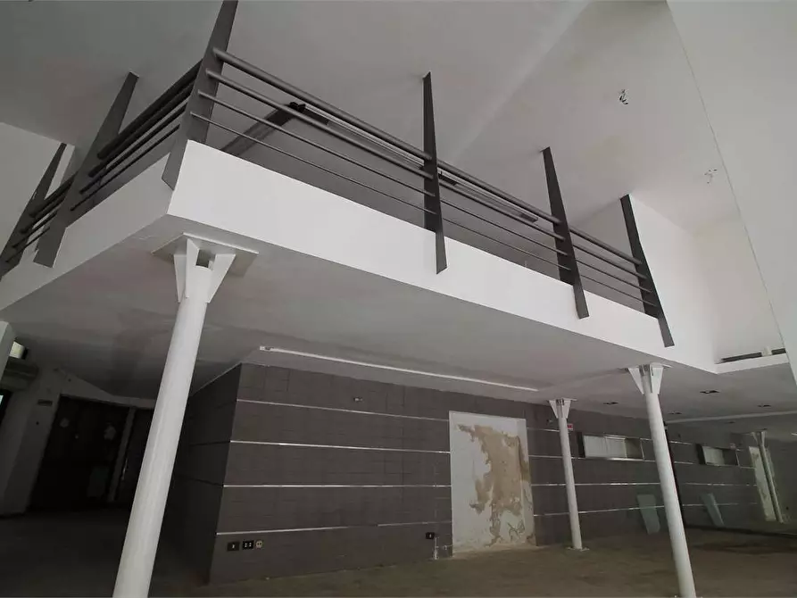 Immagine 25 di Negozio in vendita  in Viale Montedoro a Siracusa