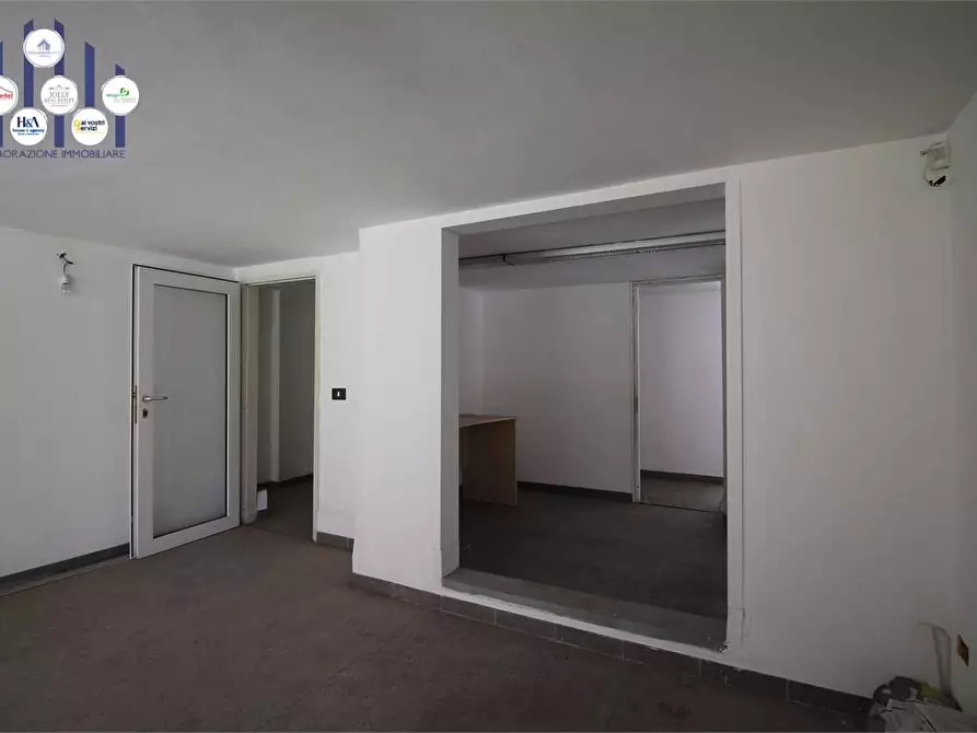 Immagine 26 di Negozio in vendita  in Viale Montedoro a Siracusa