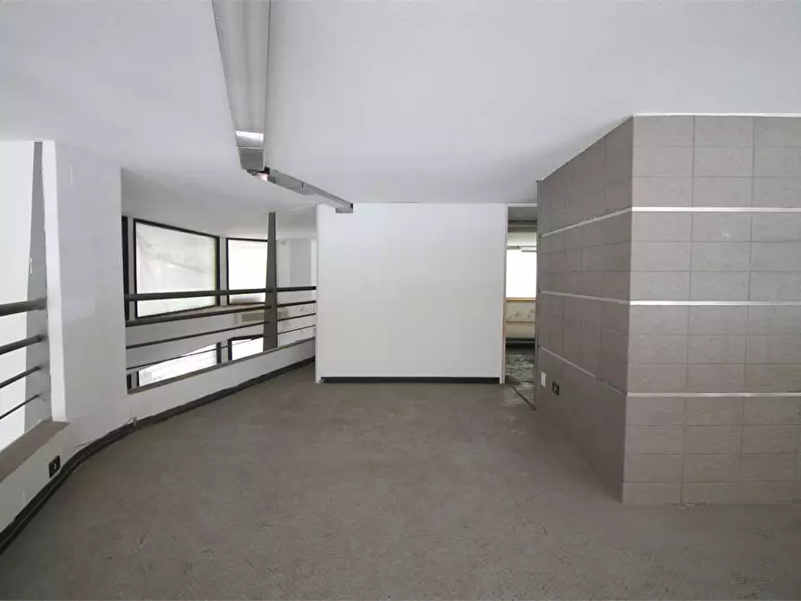 Immagine 27 di Negozio in vendita  in Viale Montedoro a Siracusa