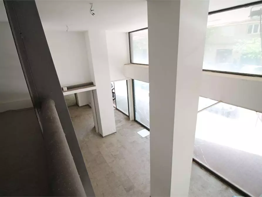 Immagine 28 di Negozio in vendita  in Viale Montedoro a Siracusa