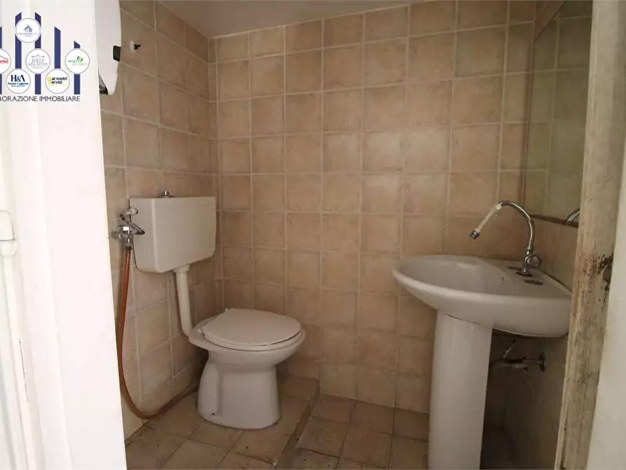 Immagine 29 di Negozio in vendita  in Viale Montedoro a Siracusa