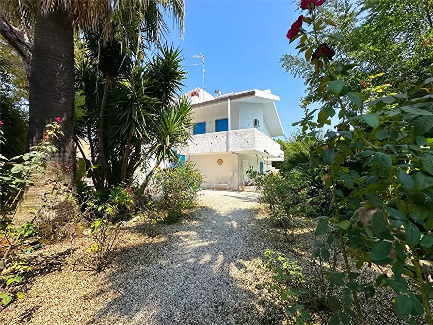 Immagine 1 di Villa in vendita  in VIA SENIGALLIA a Siracusa