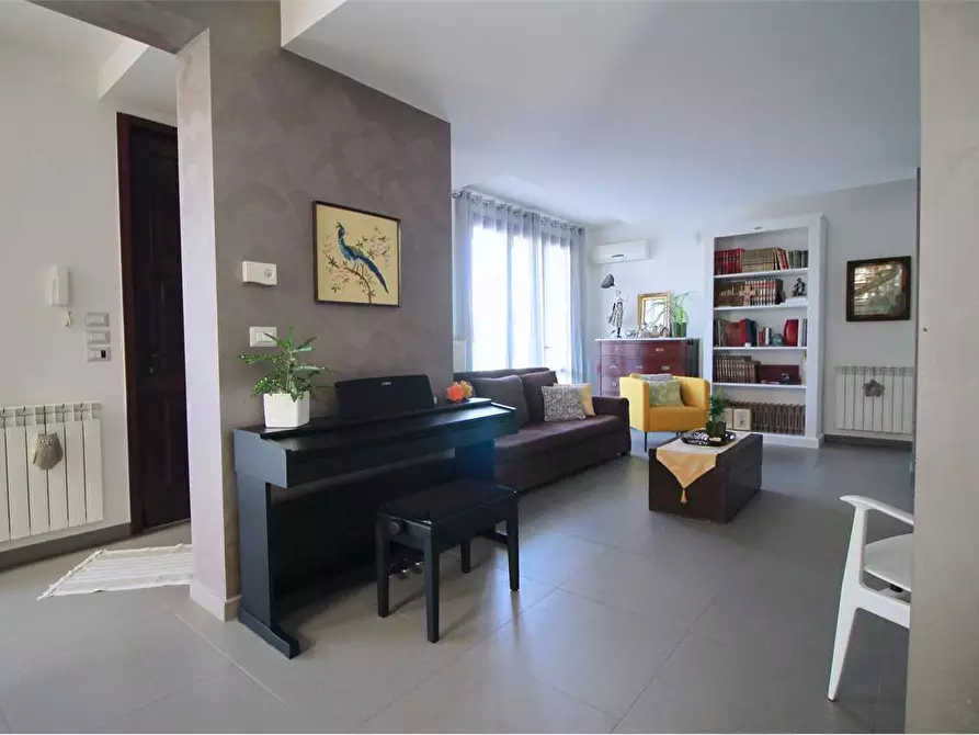 Immagine 3 di Villa in vendita  in Via Mons. Inserra a Siracusa