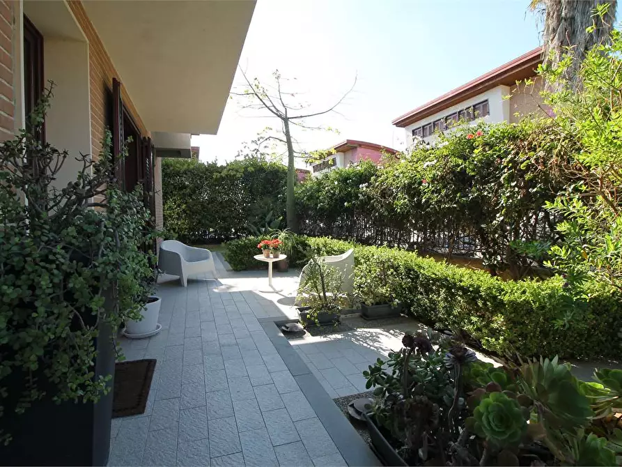 Immagine 29 di Villa in vendita  in Via Mons. Inserra a Siracusa