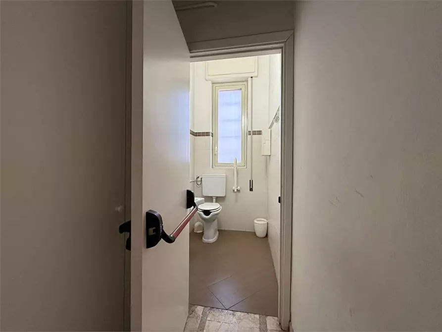 Immagine 9 di Negozio in affitto  in Viale Tica a Siracusa