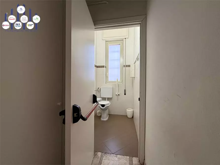 Immagine 9 di Negozio in affitto  in Viale Tica a Siracusa