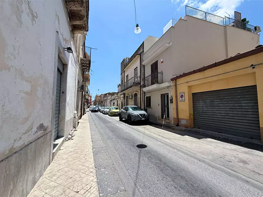 Immagine 1 di Negozio in vendita  in Via Giovanni Aurispa a Noto