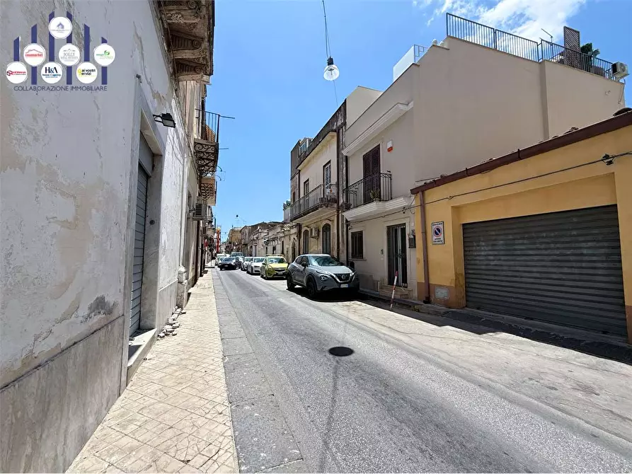 Immagine 1 di Negozio in vendita  in Via Giovanni Aurispa a Noto