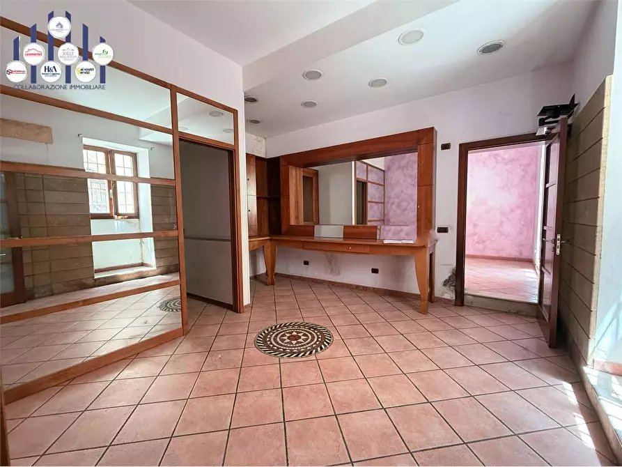 Immagine 10 di Negozio in vendita  in Via Giovanni Aurispa a Noto