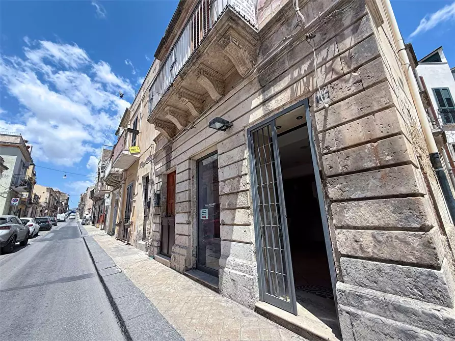 Immagine 16 di Negozio in vendita  in Via Giovanni Aurispa a Noto
