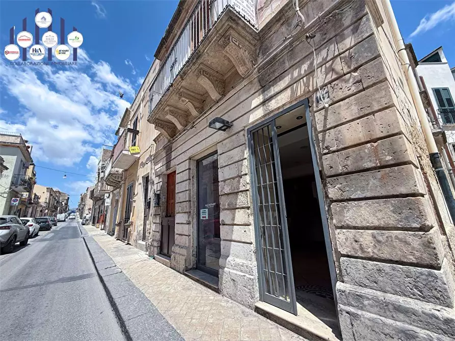 Immagine 16 di Negozio in vendita  in Via Giovanni Aurispa a Noto