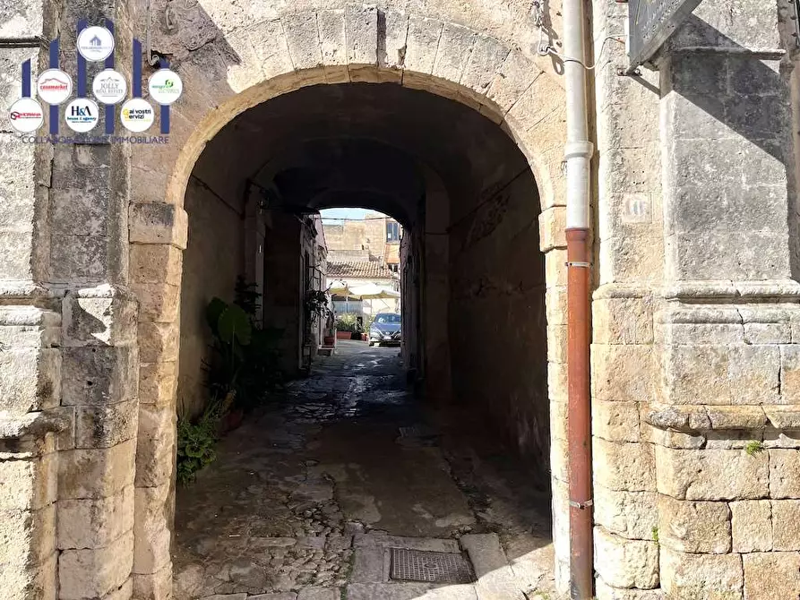 Immagine 3 di Stabile in vendita  in Via Saffi a Noto