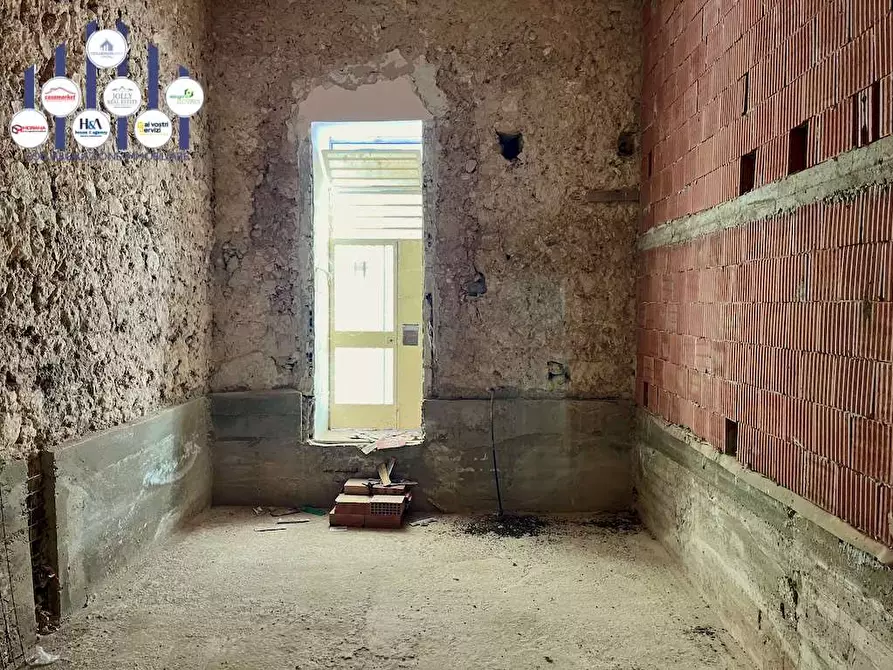 Immagine 15 di Stabile in vendita  in Via Saffi a Noto