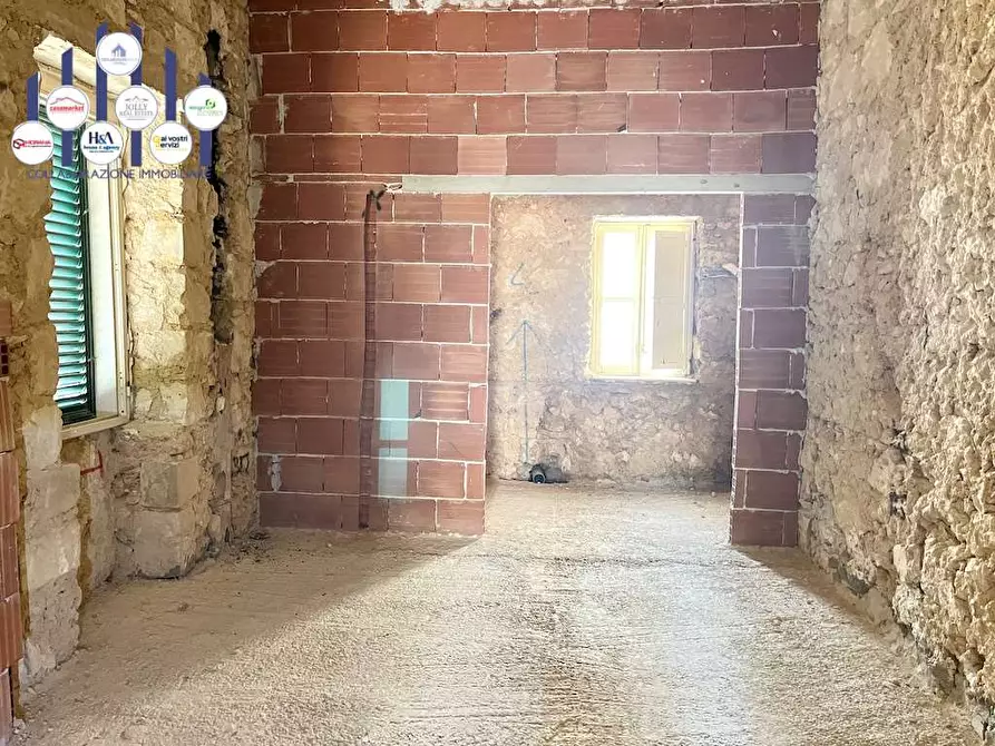 Immagine 25 di Stabile in vendita  in Via Saffi a Noto