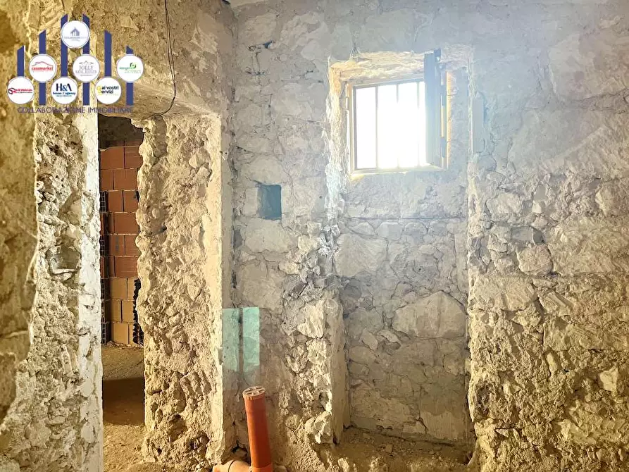 Immagine 28 di Stabile in vendita  in Via Saffi a Noto