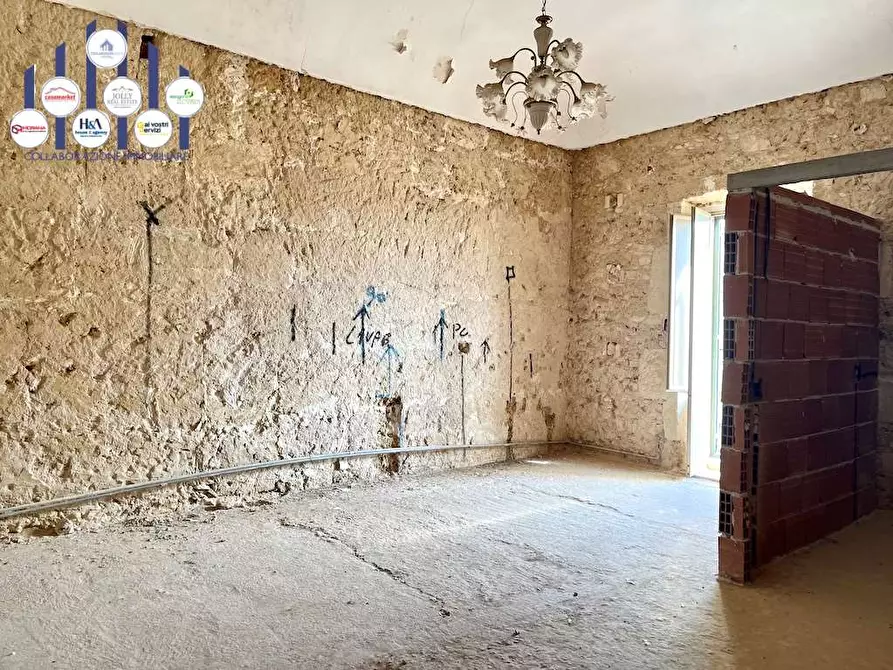 Immagine 29 di Stabile in vendita  in Via Saffi a Noto