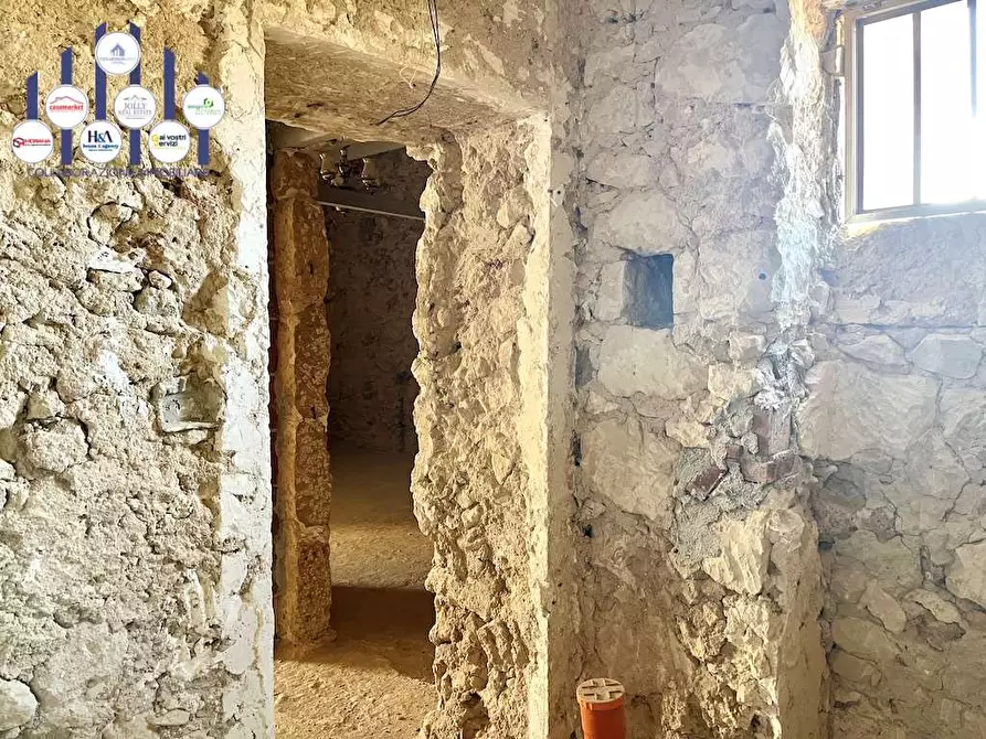 Immagine 30 di Stabile in vendita  in Via Saffi a Noto