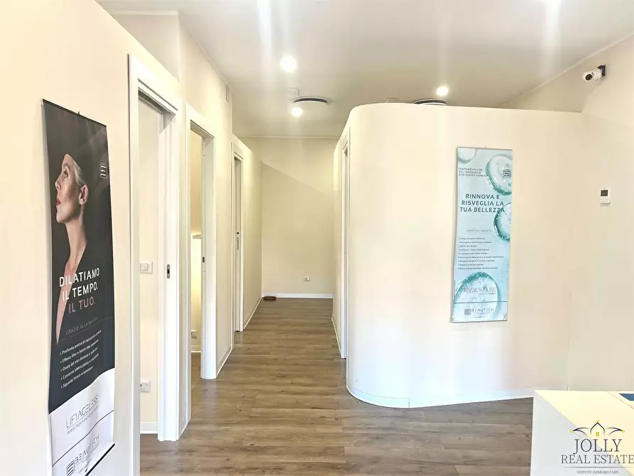 Immagine 2 di Negozio in vendita  in Via Lentini a Siracusa