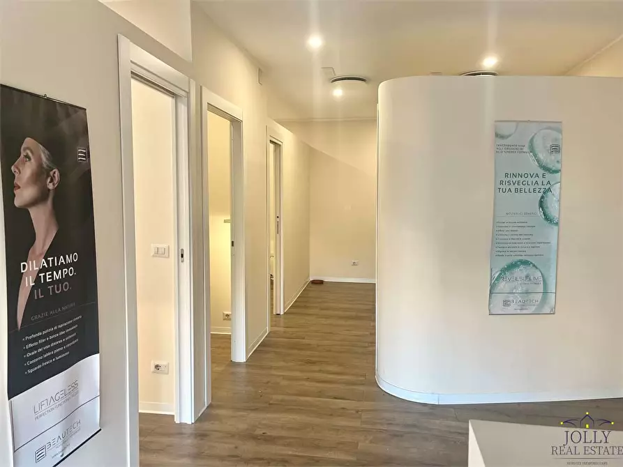 Immagine 6 di Negozio in vendita  in Via Lentini a Siracusa