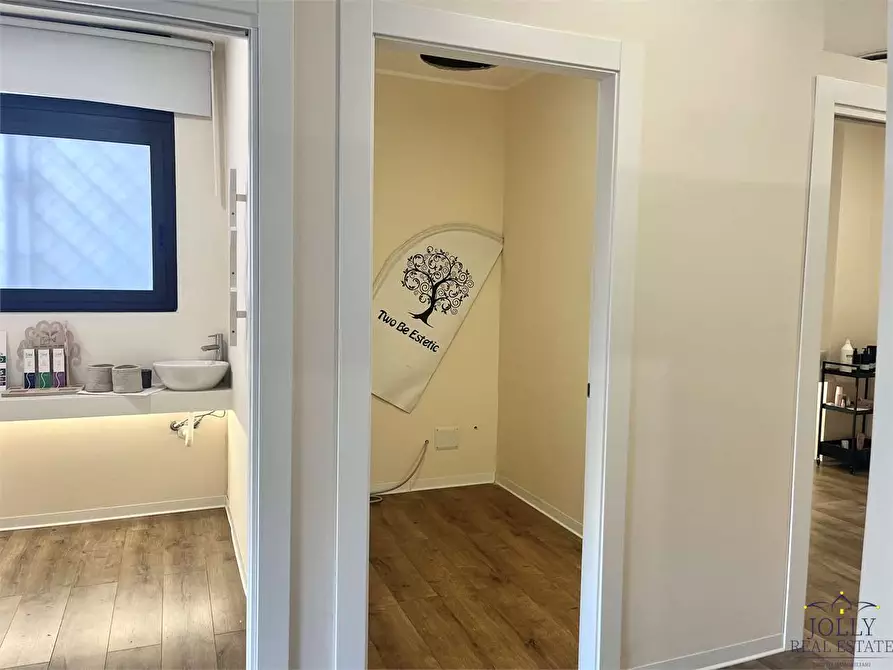 Immagine 7 di Negozio in vendita  in Via Lentini a Siracusa