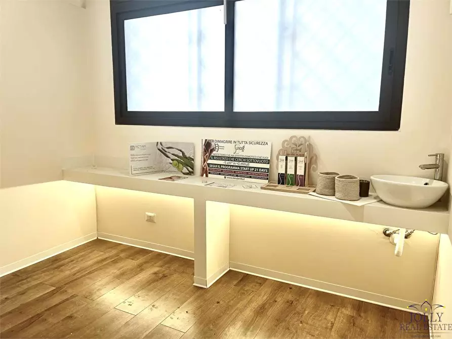 Immagine 8 di Negozio in vendita  in Via Lentini a Siracusa