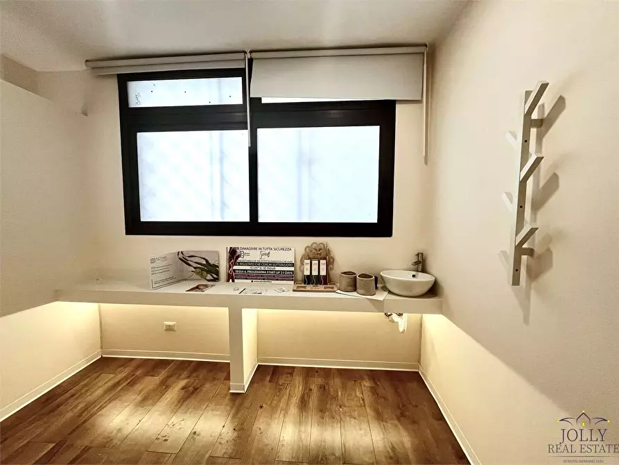 Immagine 9 di Negozio in vendita  in Via Lentini a Siracusa