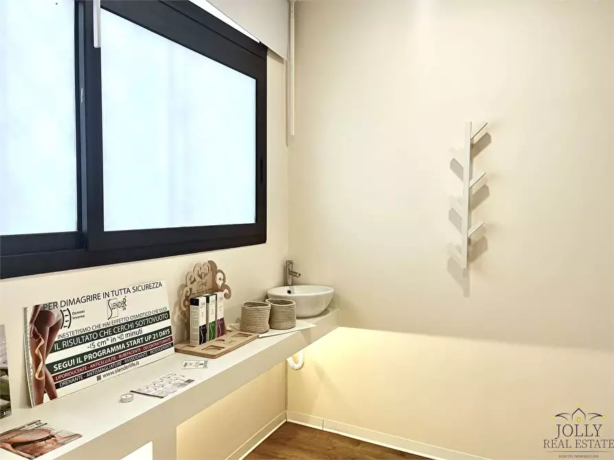 Immagine 10 di Negozio in vendita  in Via Lentini a Siracusa