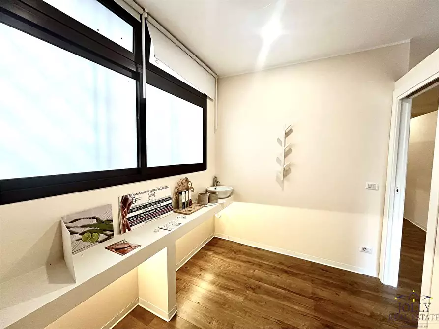 Immagine 11 di Negozio in vendita  in Via Lentini a Siracusa