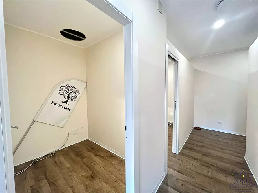 Immagine 12 di Negozio in vendita  in Via Lentini a Siracusa