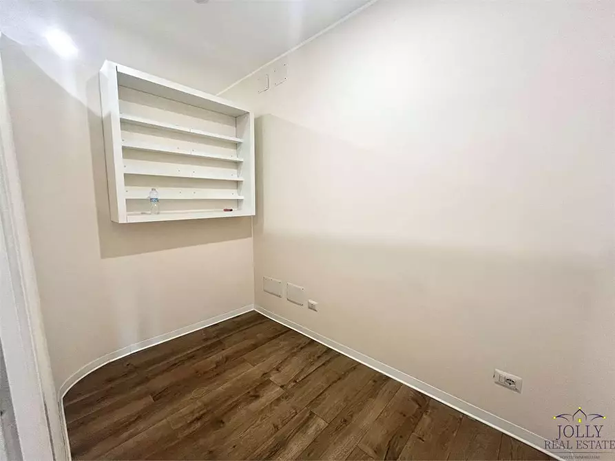 Immagine 13 di Negozio in vendita  in Via Lentini a Siracusa