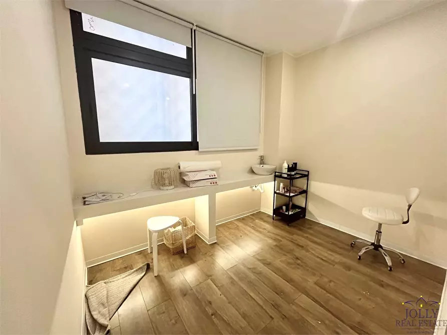 Immagine 14 di Negozio in vendita  in Via Lentini a Siracusa